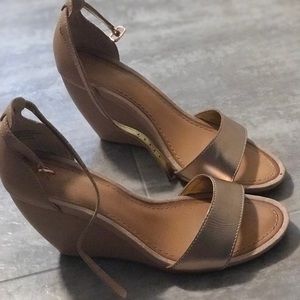 Nude wedges
